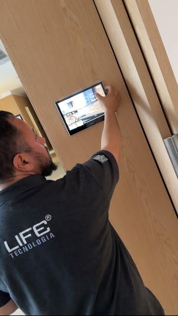 Equipe própria em instalação de painel touch
